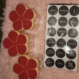 Flower-shape seasoning containers. Comes with a set of 3. One container holds 5.